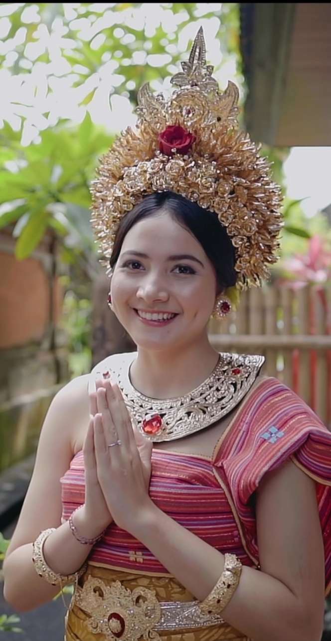 Anggun dan Memesona Banget, Ini Deretan Potret Bulan Sutena saat Pakai Baju Adat Bali