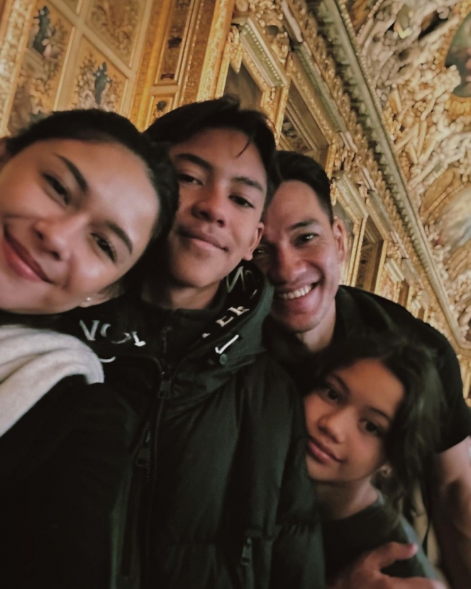 10 Potret Keluarga Nana Mirdad Liburan ke Paris Bareng Keluarga, Jalan-Jalan Sekaligus Rayakan Natal