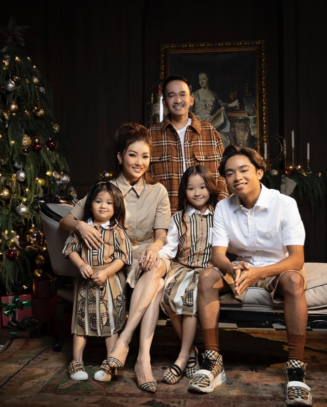 10 Pemotretan Keluarga Ruben Onsu dengan Outfit Branded, Gaya Thalia yang Persis Jennie BlackPink jadi Sorotan