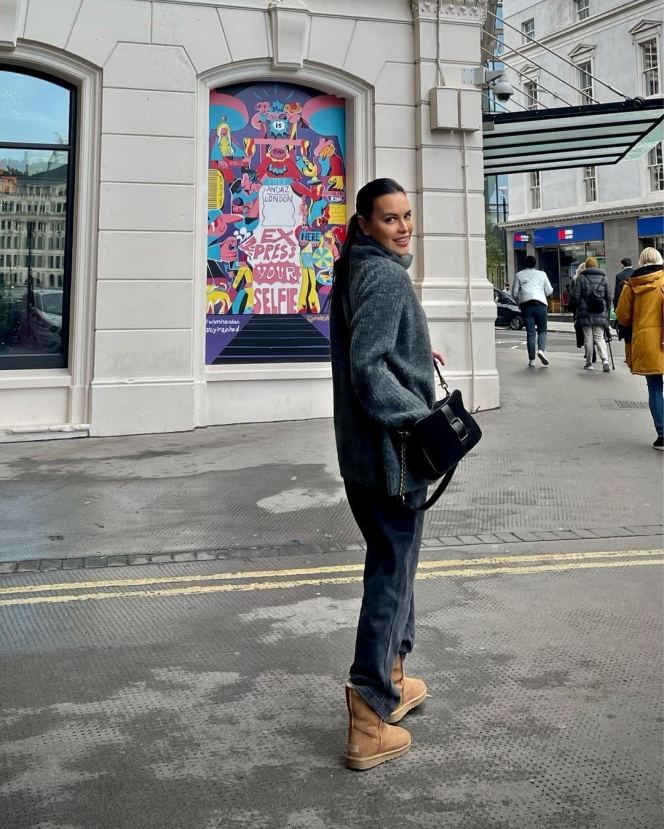 9 Potret Sophia Latjuba Pakai Baju Musim Dingin Saat Liburan ke London Bareng Kedua Putrinya