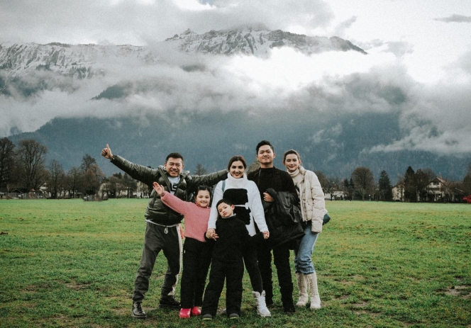 Potret Liburan Azriel Hermansyah ke Switzerland Bareng Kekasih dan Keluarga