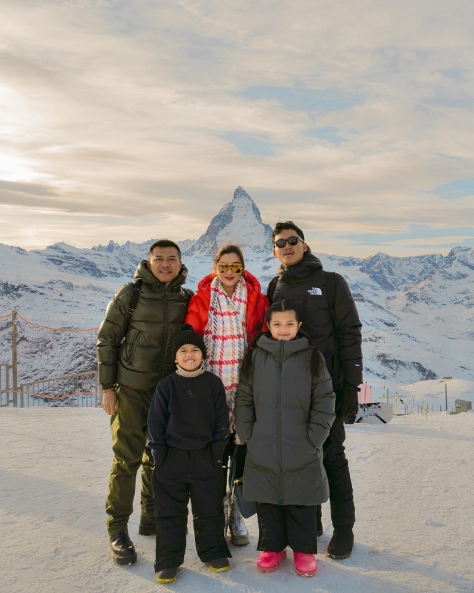 Potret Liburan Azriel Hermansyah ke Switzerland Bareng Kekasih dan Keluarga