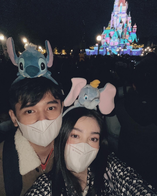 Double Date, Ini Potret Ranty Maria dan Rayn Wijaya Rayakan Tahun Baru di Disneyland Hongkong