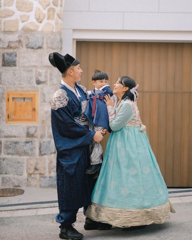 10 Potret Keluarga Jevin Julian Pakai Baju Adat Khas Korea Selatan, Rinni Wulandari Cantik Banget Berbalut Hanbok