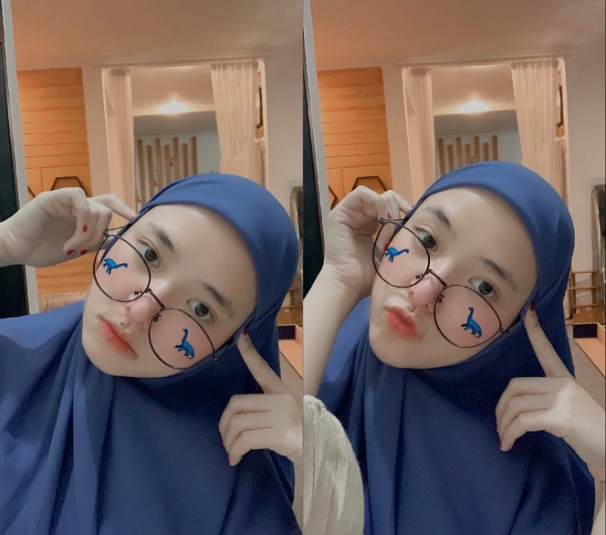 Deretan Potret Selfie Nissa Sabyan saat Pakai Kacamata, Aura Imutnya Memancar Banget