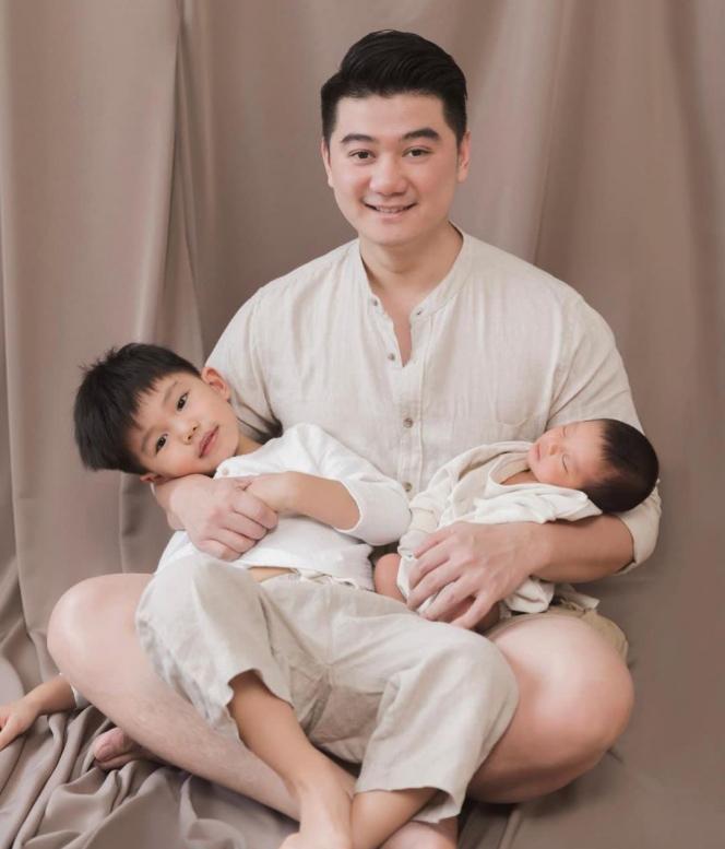 Ini Pemotretan Terbaru Keluarga Chef Arnold Full Tim sama Baby Timo, Body Langsing Istrinya Usai 3 Minggu Lahiran Bikin Salfok