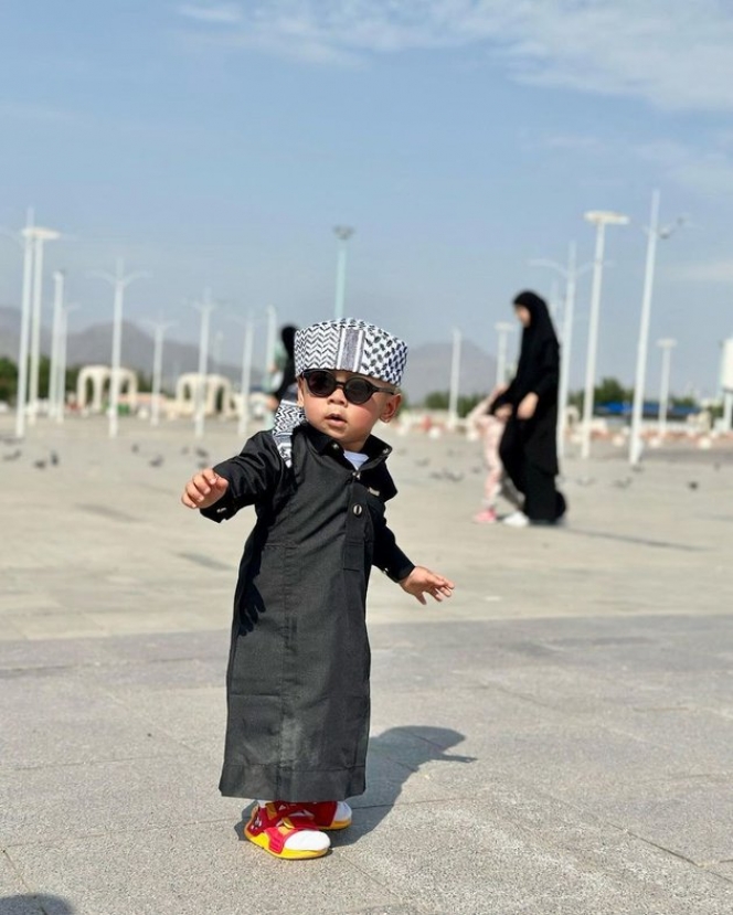 Disebut Mirip BJ Habibie, Ini 10 Potret Baby Leslar Saat Umroh ke Makkah
