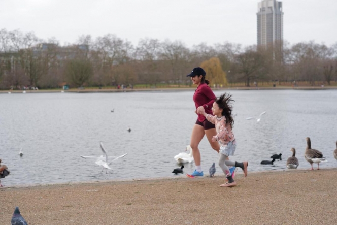 10 Potret Gisella Anastasia Jogging di London, Tetap Rajin Olahraga Meski Lagi Liburan