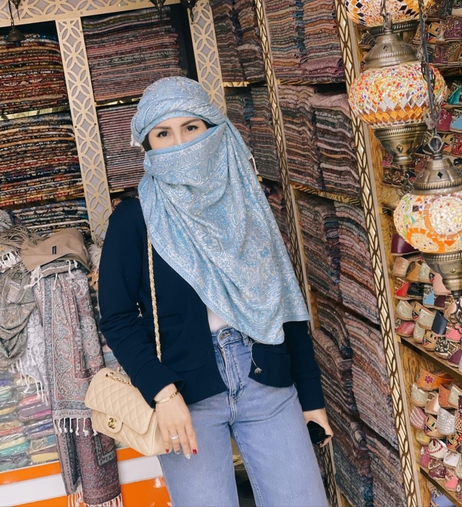 Momo Geisha Posting Foto Kenakan Burka saat di Dubai, Dipuji Cantik Hingga Didoakan Dapat Hidayah