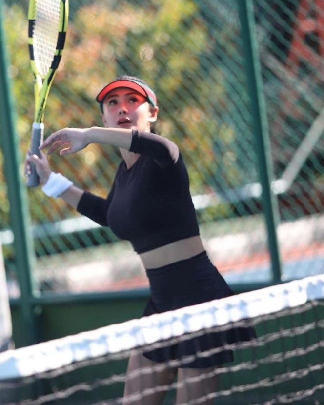 Miliki Badan Kecil Mungil dan Ramping, Ini Deretan Potret Yuni Shara yang Sedang Hobi Olahraga Tenis