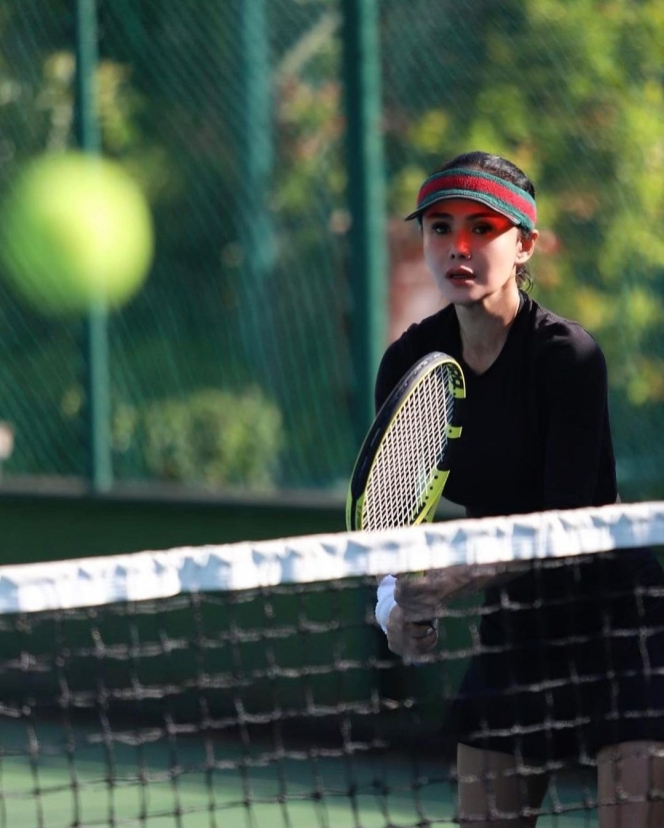 Miliki Badan Kecil Mungil dan Ramping, Ini Deretan Potret Yuni Shara yang Sedang Hobi Olahraga Tenis