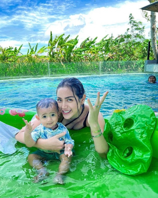 Potret Jessica Iskandar dan Keluarga Berenang di Kolam Renang Rumah Baru, Besar dan Mewah Dikelilingi Pemandangan Sawah