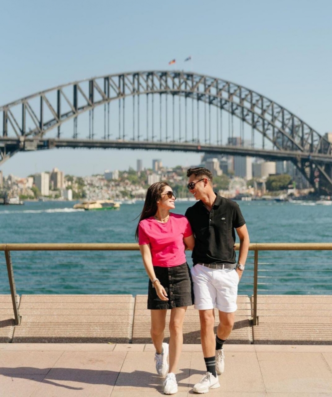 Potret Kemesraan Andhika Pratama dan Ussy Sulistiawaty di Australia, Gayanya Bak Mahasiswa Tingkat Akhir lagi Study Tour