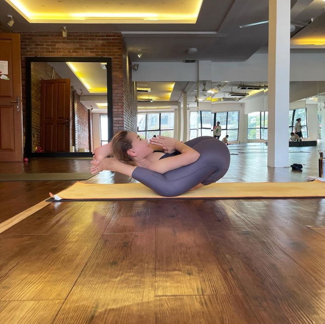 Super Lentur dan Gayanya Makin Ekstrim Banget, Ini 10 Potret Inul Daratista saat Lakukan Yoga