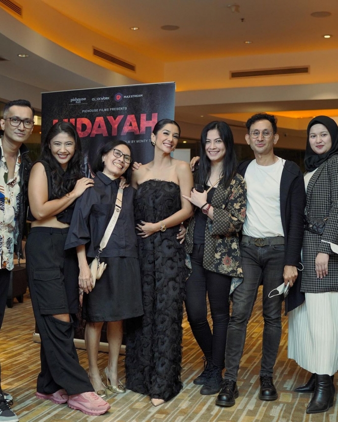 8 Potret Fanny Ghassani di Gala Premier Film Hidayah, Tampil Anggun dengan Gaun Hitam