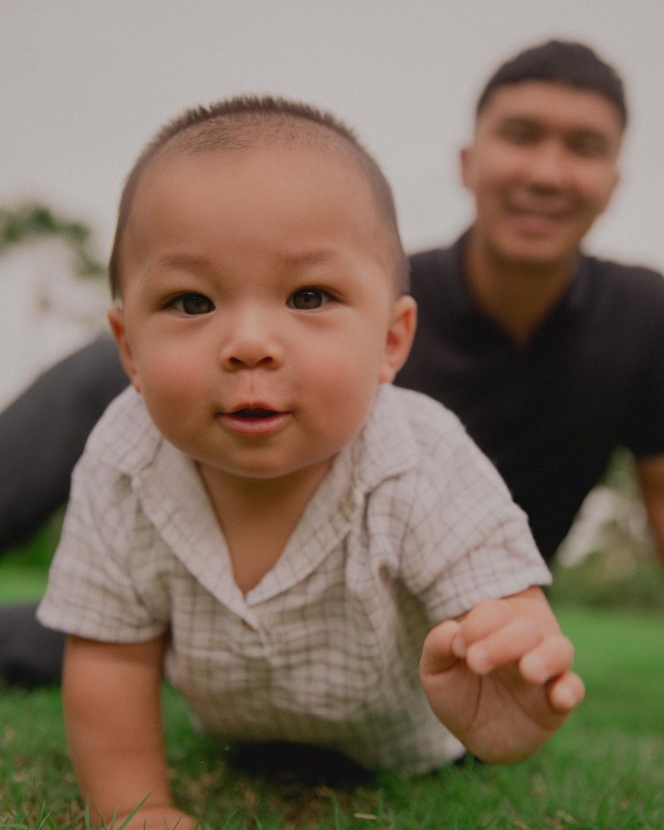 Gemesnya Kelewatan! Ini 10 Potret Terbaru Baby Izz Anak Nikiya Willy yang Kini Sudah Berusia 9 Bulan