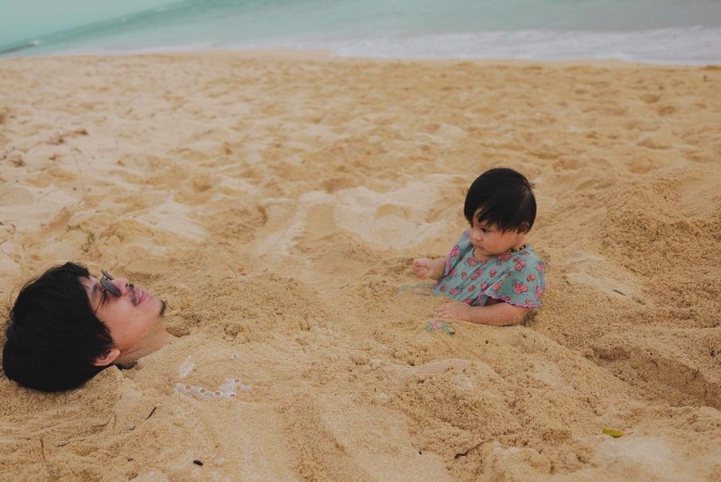 Potret Ameena Asyik Main di Pantai, Wajah Tanpa Ekspresi saat Dikubur di Pasir Kelewat Gemesin!