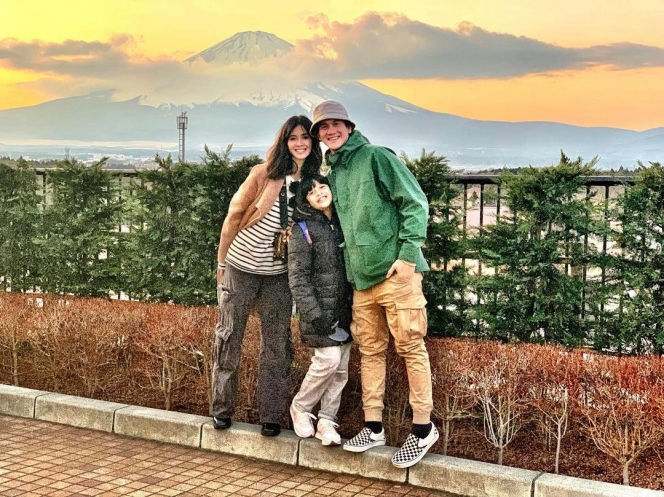 8 Potret Keluarga Vino G. Bastian Liburan ke Jepang, Main Salju sampai ke Kolor