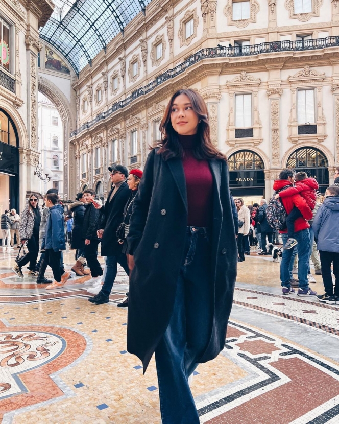 Parasnya Disebut Kelewat Cantik Bak ABG, Potret Nana Mirdad saat Liburan di Milan Bikin Netizen Terpana