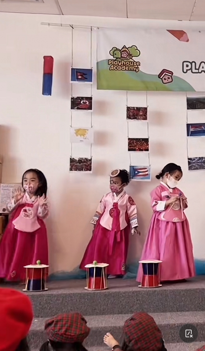 10 Potret Gemas Gewa Pakai Hanbok di Sekolah, Mata Cantiknya Mirip Mendiang Glenn Fredly Banget!