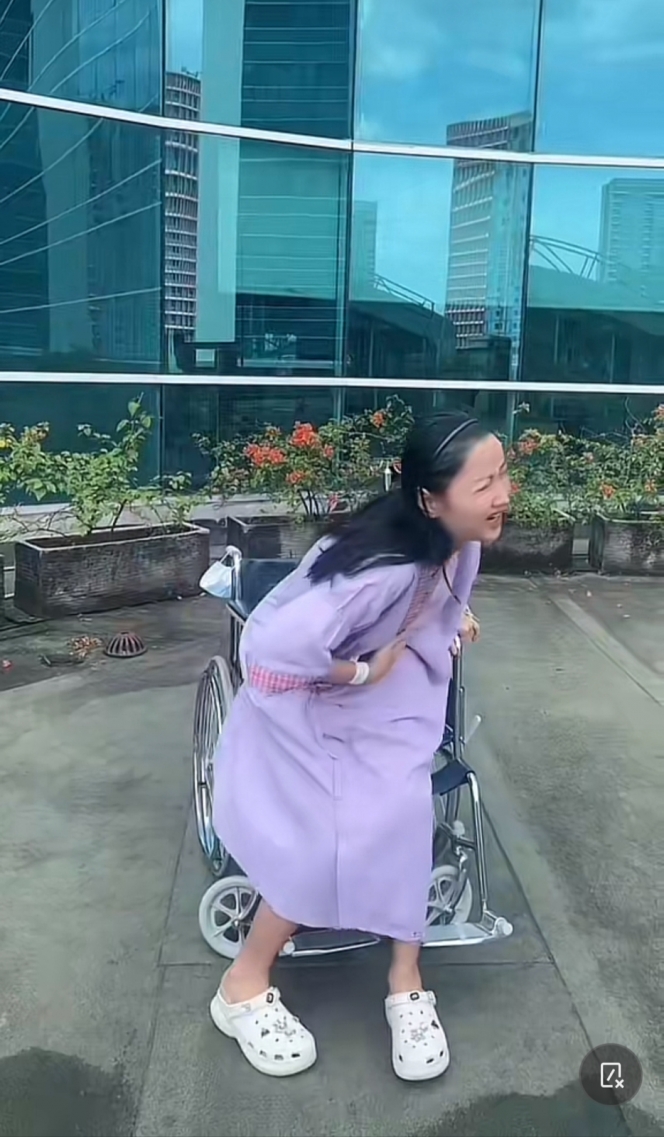 Deretan Momen Lucinta Luna Joget TikTok saat Masih Dirawat di RS, Wajah Bengkak Sebelahnya Curi Perhatian