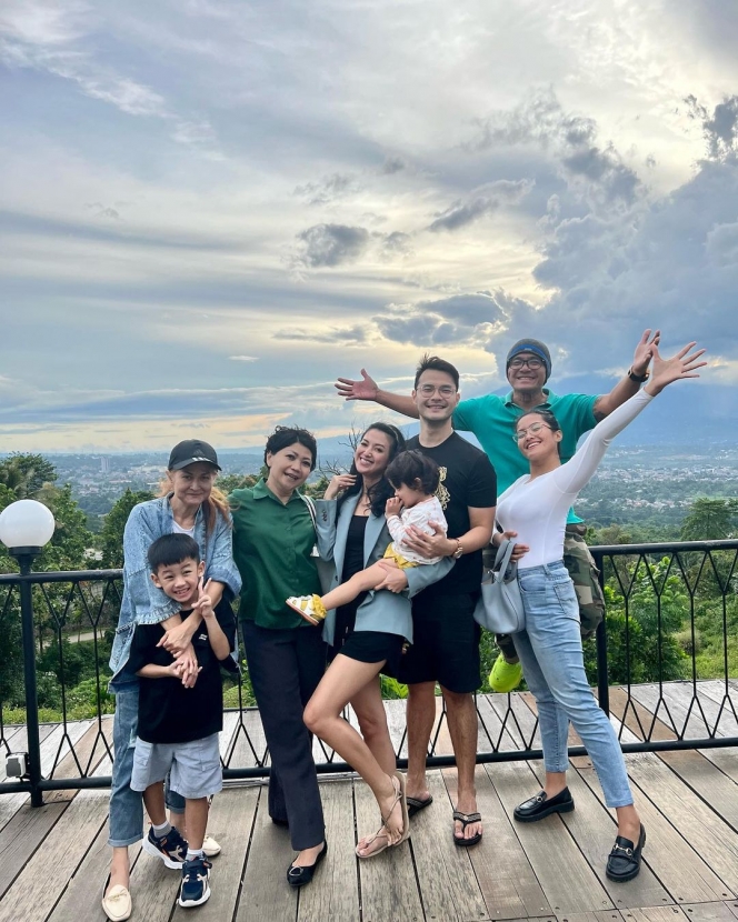 Deretan Potret Keluarga Besar Sylvia Fully dan Kevin Andrean Kumpul Bareng, Penuh Senyum Nikmati Pemandangan Indah