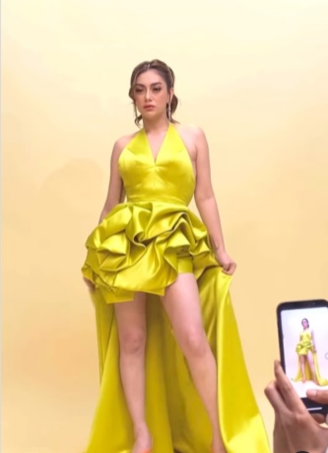 Deretan Pemotretan Celine Evangelista Tampil Anggun dengan Gaun Kuning, Aura Cantiknya Memancar Banget