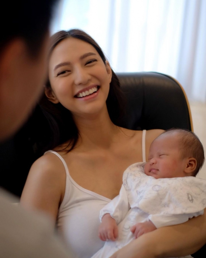 5 Potret Nadia Saphira Bahagia Sambut Anak Pertama, Full Senyum saat Momong Buah Hati