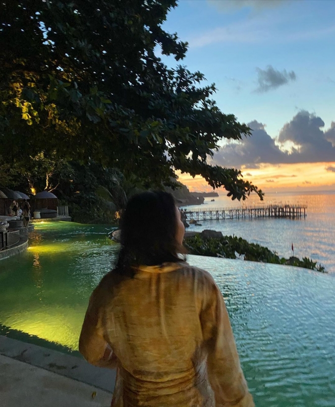 Ajak Pacar Pulang Kampung, Ini 8 Potret Liburan Shenina Cinnamon dan Angga Yunanda di Lombok