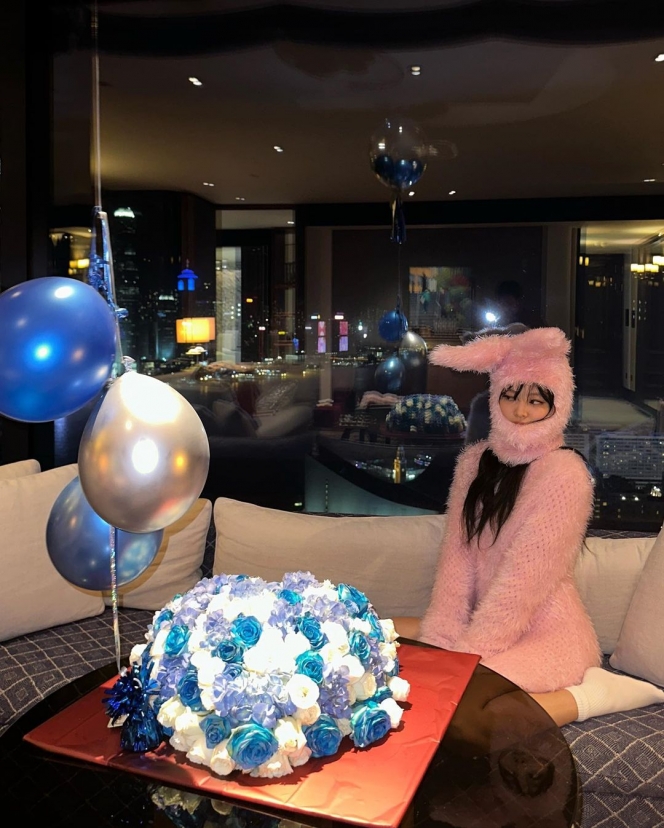 Rayakan Ulang Tahun ke-27, Jennie BLACKPINK Tampil Gemas dalam Balutan Outfit Bulu-Bulu Bertema Kelinci