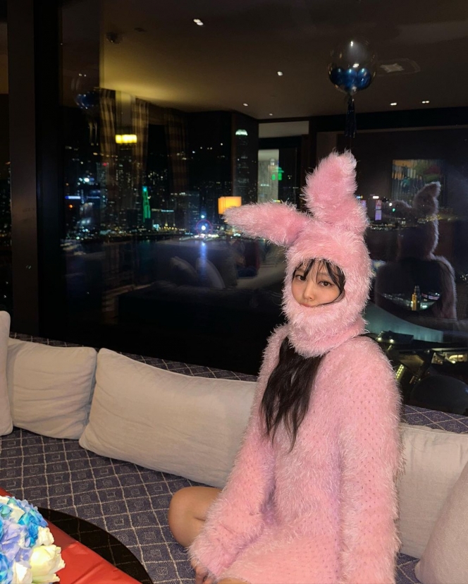 Rayakan Ulang Tahun ke-27, Jennie BLACKPINK Tampil Gemas dalam Balutan Outfit Bulu-Bulu Bertema Kelinci