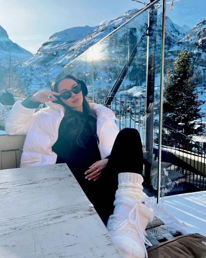10 Potret Alyssa Daguise Nikmati Dinginnya Salju di Switzerland, Outfitnya Selalu Kece