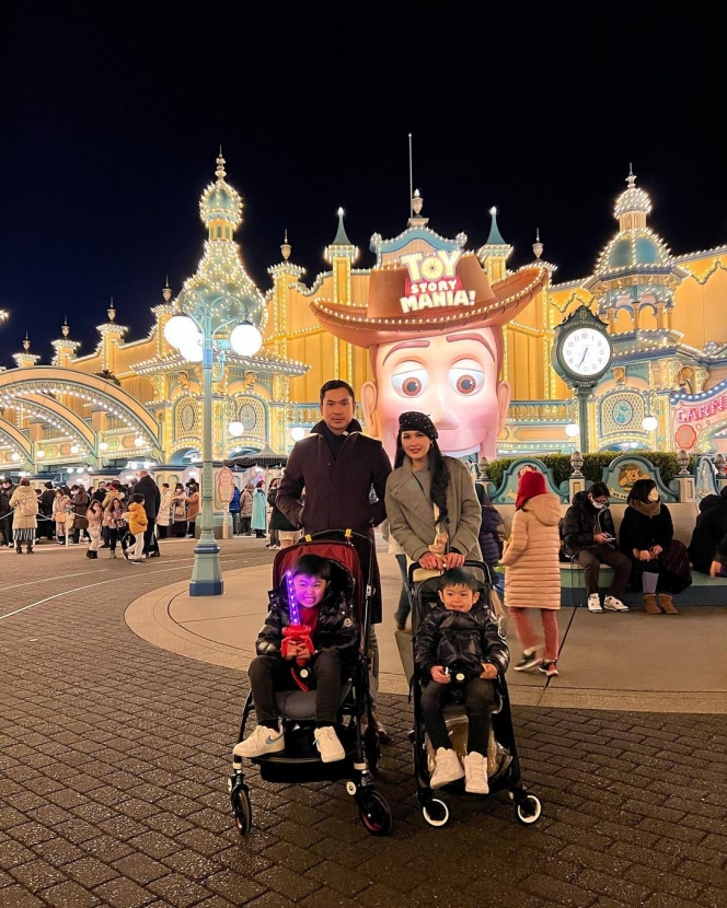 10 Potret Liburan Keluarga Sandra Dewi ke Disneyland Jepang, Paras Ganteng Suaminya Bikin Netizen Salfok