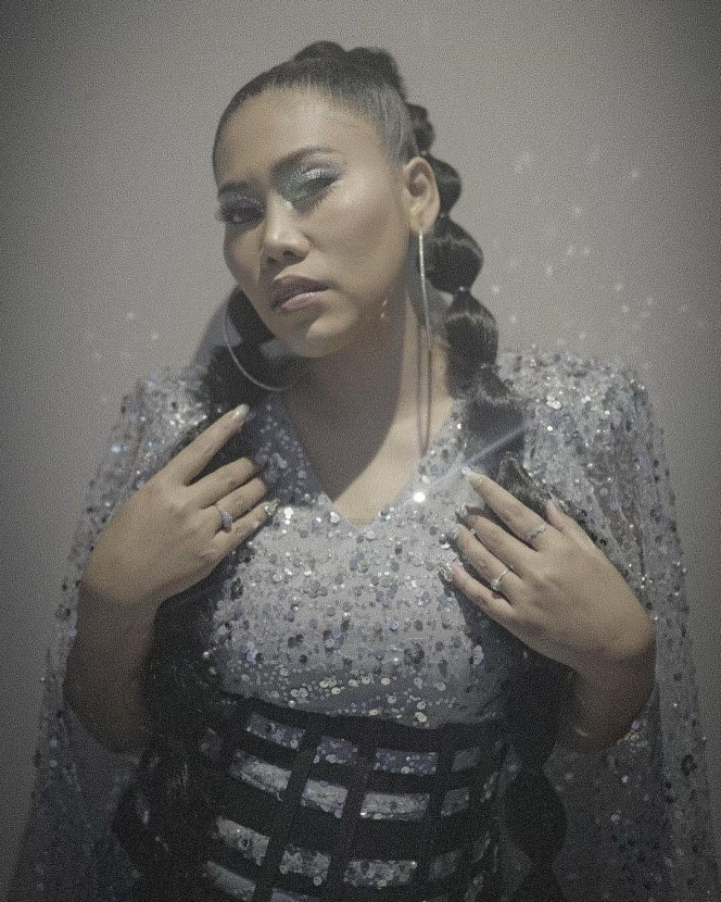 Anggun Abis, Ini 10 Potret Cantik Evi Masamba dengan Outfit Serba Blink-Blink saat Manggung