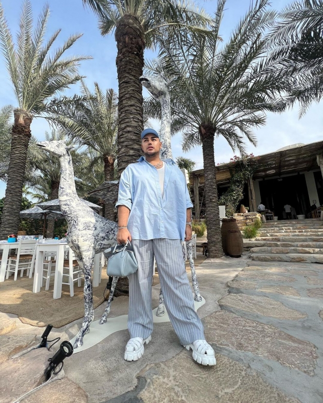 Dituduh Kirim Santet ke Nikita Mirzani, Ini Deretan Potret Ivan Gunawan yang Tetap Santai Liburan ke Dubai setelah Umrah