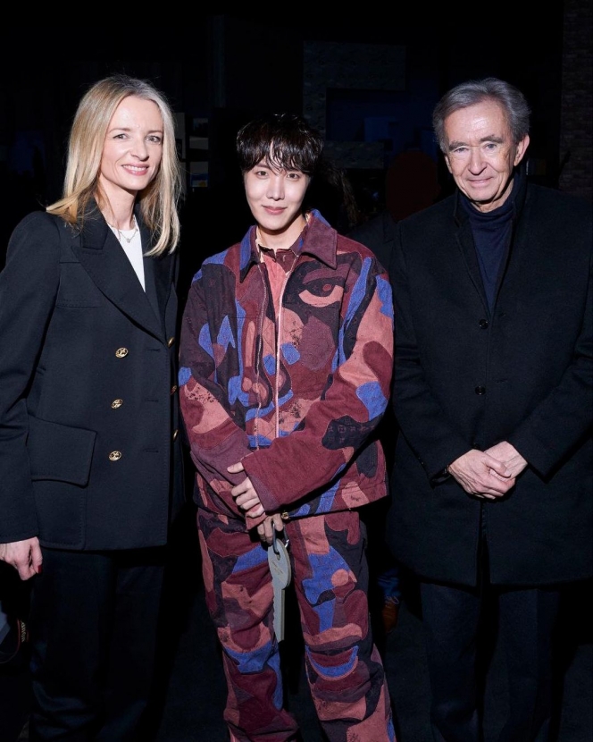 Auranya Menyilaukan, Ini 10 Potret J-Hope BTS Hadiri Louis Vuitton Mens Fashion Show di Paris