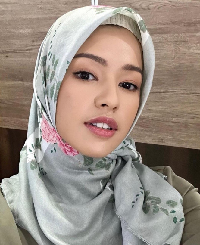 Cantik Banget, Ini Deretan Potret Susan Sameh saat Kenakan Hijab Bak Putri Timur Tengah