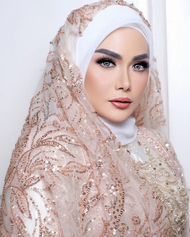 8 Potret Krisdayanti Pakai Hijab saat Manggung, Bikin Pangling Sampai Dibilang Mirip Sama Aurel