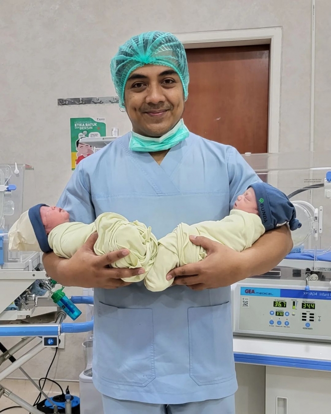 10 Momen Kelahiran Anak Kembar Ustaz Riza Muhammad dan Indri Giana, Penuh Haru dan Kegemasan