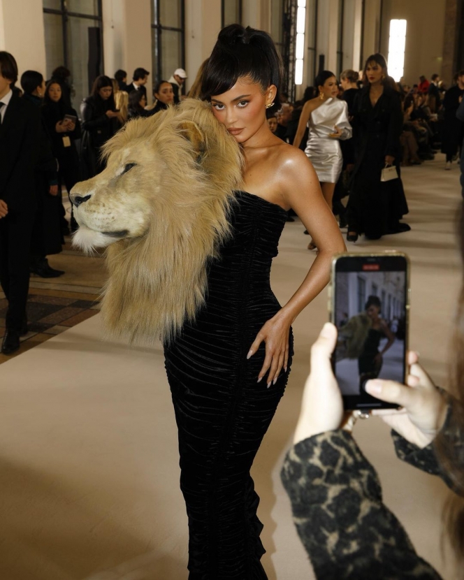 11 Potret Kylie Jenner di Paris Fashion Week, Heboh Kenakan Gaun Kepala Singa di Dadanya