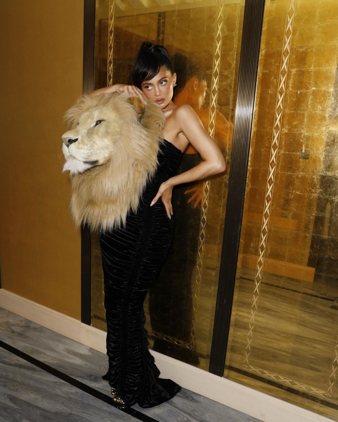 11 Potret Kylie Jenner di Paris Fashion Week, Heboh Kenakan Gaun Kepala Singa di Dadanya