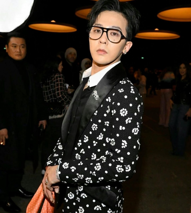 King of Fashion, Potret G-Dragon saat Hadiri Chanel Haute Couture Show di Paris Tuai Decak Kagum