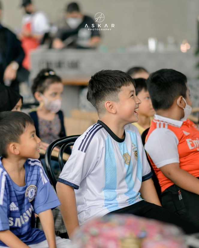 10 Potret Seru Ulang Tahun ke-9 Arjuna Anak Bryan McKenzie Bertema Piala Dunia, Paras Gantengnya Bikin Salfok