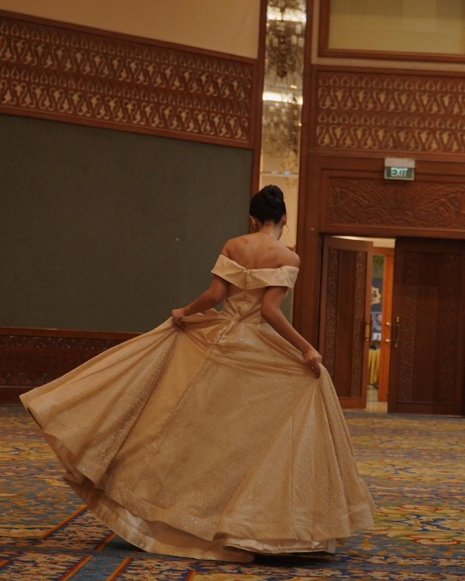 7 Potret Fanny Ghassani Tampil dengan Gaun Emas, Aura Princess-nya Terpancar Banget!