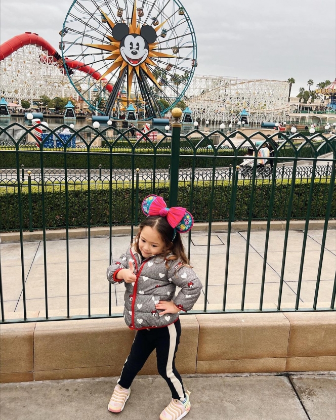 Deretan Potret Keluarga Yasmine Wildblood Liburan ke Disney California Adventure, Si Kecil Gemesin Semua!