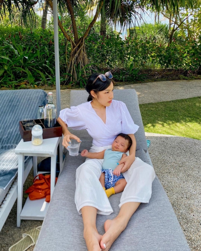 Perdana Bawa Baby Timo Liburan, Ini Deretan Potret Keseruan Keluarga Chef Arnold di Bali