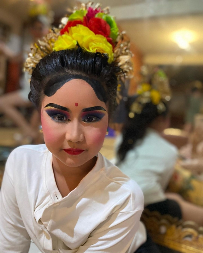 Diperkenalkan Budaya Sejak Kecil, Ini Deretan Potret Kinandari Putri Happy Salma saat Menari Bali di Acara Adat sang Ayah