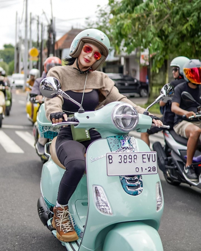 10 Potret Wika Salim Motoran di Bali, Kenakan Sweater Setengah Kepotong Bikin Kulitnya Hampir Gosong!