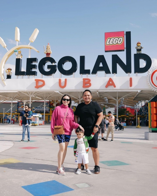 Tampil Simple tapi Tetap Mewah, Ini 10 Potret Momo Geisha Liburan Bareng Keluarga ke Legoland Dubai