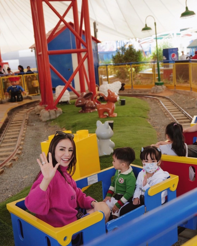 Tampil Simple tapi Tetap Mewah, Ini 10 Potret Momo Geisha Liburan Bareng Keluarga ke Legoland Dubai